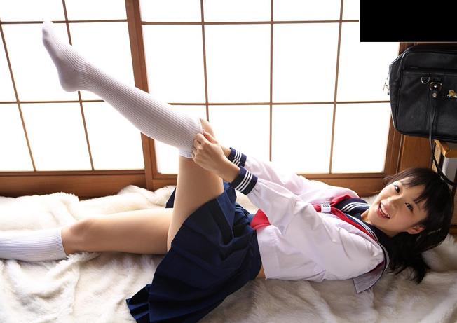 制服コスプレが良く似合う生脚太もも白ニーソ画像